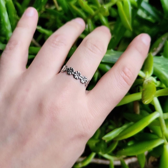 New Dainty Silver Flower Ring Band & Toe Ring - Picture 5 of 7